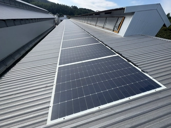 一度は諦めた耐荷重の課題を突破　養鶏場屋根に パネル設置時「静音」でニワトリのストレスも低減　 「重さ6.1kg・厚さ3mm」の最新薄型太陽光パネルを設置