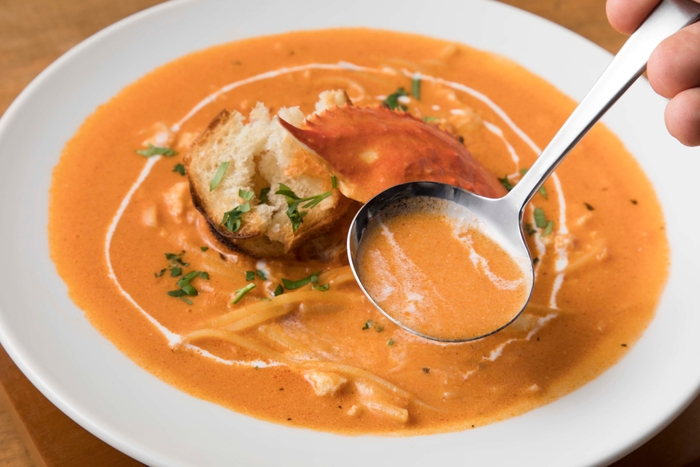 ビスクのトマトシチューと渡り蟹のスープパスタ 950円(税抜)