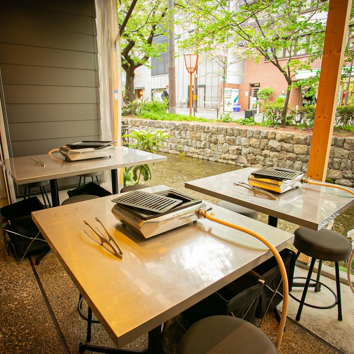 この近さ!店内の真横を流れる情緒漂う冬の高瀬川