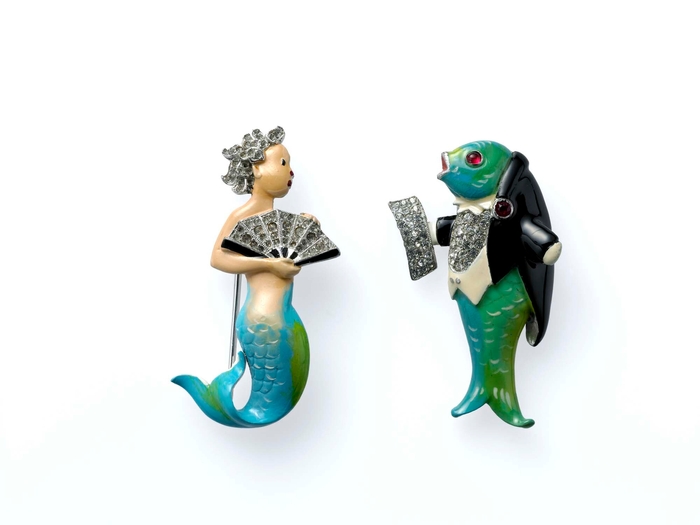 トリファリ《ペアクリップ “テノールフィッシュとマーメイド”》 デザイン:ジョセフ・ワィッツ 制作:トリファリ、クラスマン&フィシェル社 制作年:1940年 制作国:アメリカ 素材:エナメル彩メタル、ラインストーン、ガラスペースト