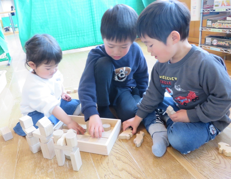 寄付された積み木で遊ぶ子どもたち