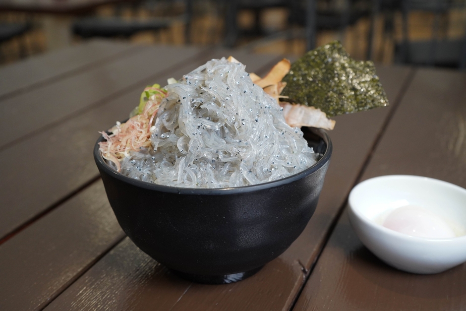 ▲3倍盛り！生しらす丼