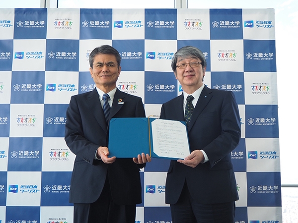 （左）KNT-CTホールディングス株式会社　代表取締役社長丸山隆司、（右）近畿大学　学長　細井美彦