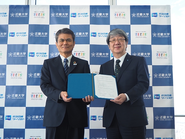 （左）KNT-CTホールディングス株式会社　代表取締役社長丸山隆司、（右）近畿大学　学長　細井美彦
