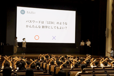 学生たちが出すクイズに×と答える児童たち
