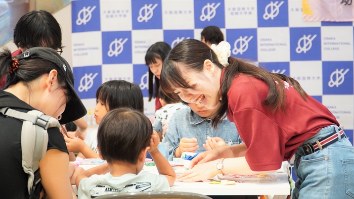 大阪国際大学短期大学部幼児保育学科がイオンモール大日と連携した子育て支援活動「わくわくランド」（夏の写真立てを作ろう！）を開催―地域に展開する学びの実践―