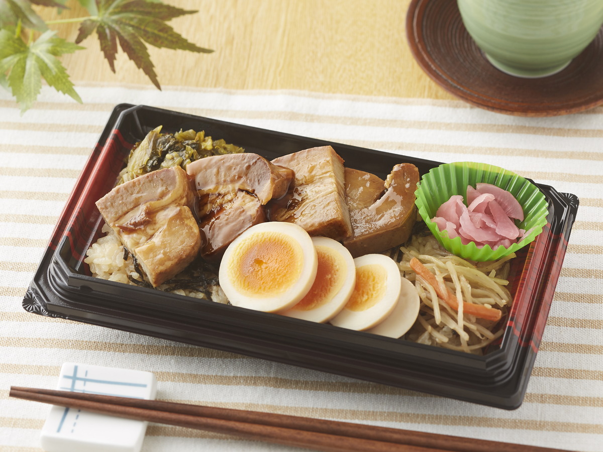 一度食べたら、ハマります。 “やみつキッチン” 4月10日は駅弁の日!! 「駅弁風 角煮弁当」 4/5(火) 新発売