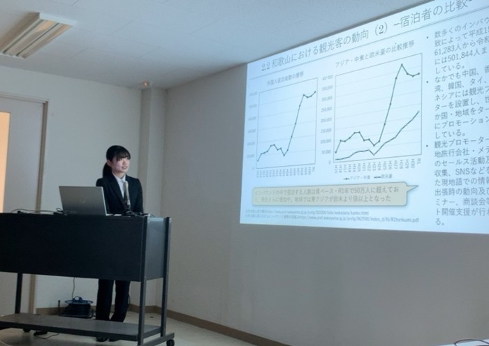 令和6年(2024年)に調査結果をゼミ生が和歌山市役所でプレゼンした際の様子