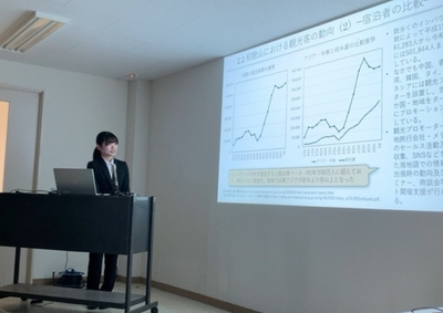 令和6年（2024年）に調査結果をゼミ生が和歌山市役所でプレゼンした際の様子
