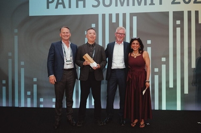 左からStibo Systems, Chief Revenue Officer, Richard Bradbury、NSW株式会社 露木 雄一郎、Stibo Systems, Chief Executive Officer, Adrian Carr、Stibo Systems, Senior Vice President, Global Alliances, Gauri Chawla