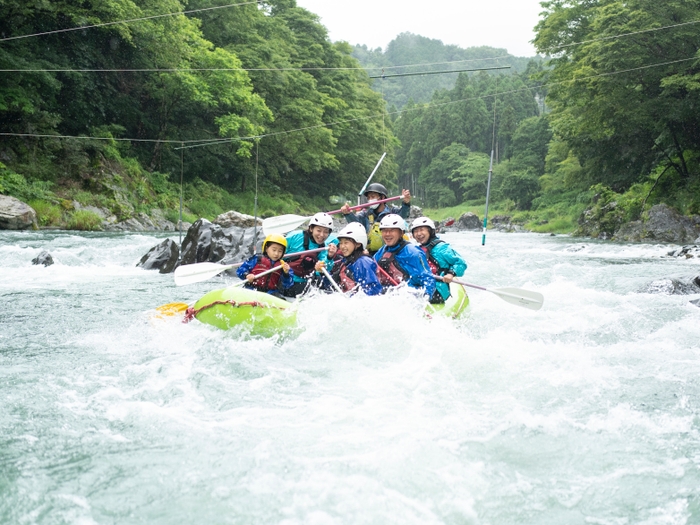 容赦なく降りかかる水しぶき！