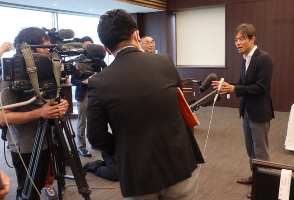 囲み取材に答える加計理事長(右)