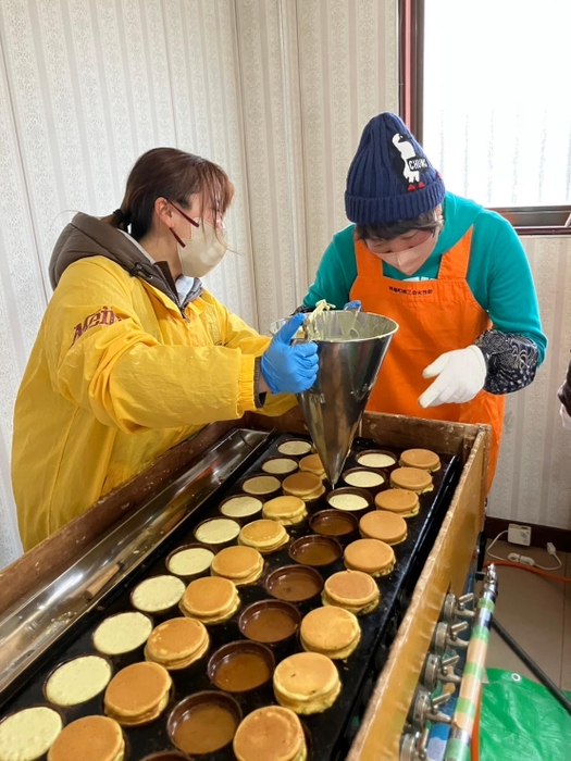 大判焼き作りを手伝う