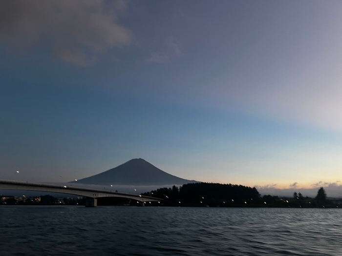 夕暮れどきの富士山