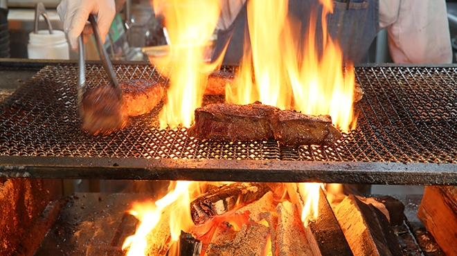 炭と薪の直火焼き