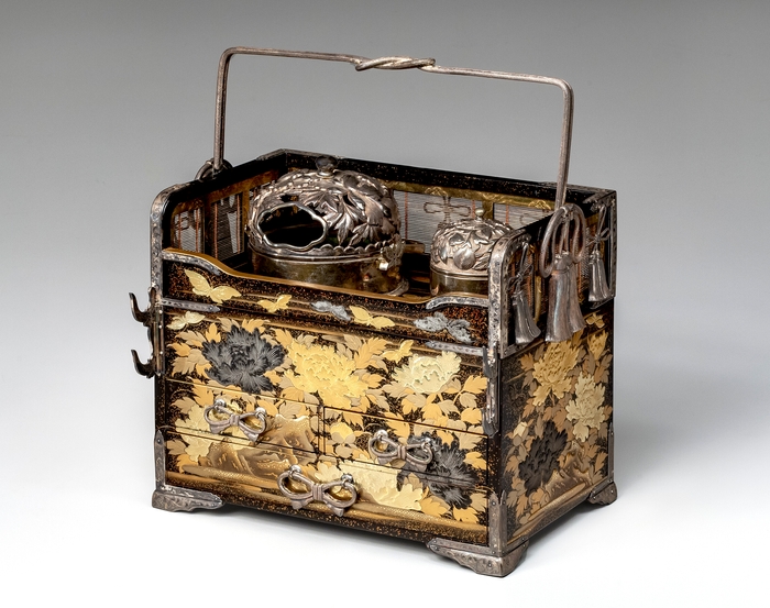 Photo.10 牡丹蒔絵手付きたばこ盆