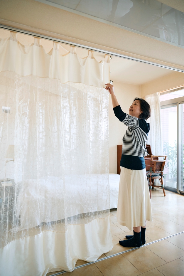 重い木製の間仕切りを〈老前整理〉ではずしたら、部屋がぐんと明るく。代わりにレースカーテンをつるして