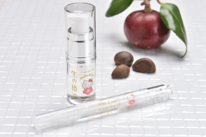 奥:生の椿油15ml、手前:ネイルケア