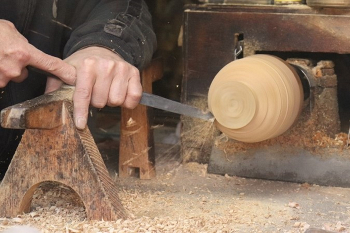 ろくろで器を削り出す「挽物木地」の技