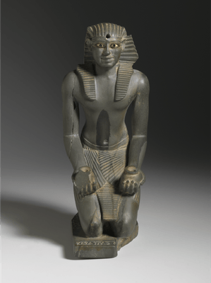 《ひざまずくペピ 1 世の小像》 前 2338~前 2298年頃 ブルックリン博物館蔵 Photo:Brooklyn Museum
