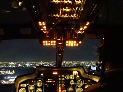 コックピット越しに見える夜景はヘリならではの空間