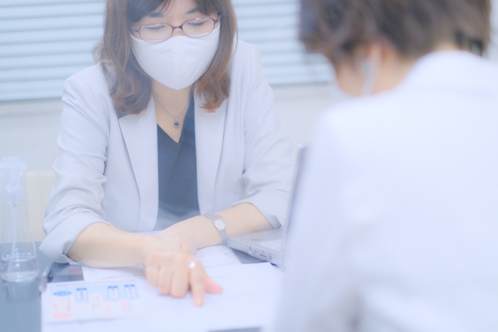 オフィスでの面談風景 対面シート・マスク・アルコールなどコロナ対策もしている