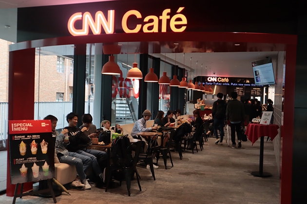 昼⾷時に混雑するCNN Café