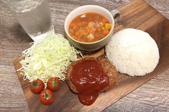 夕食(ハンバーグ、ミネストローネ、ごはん、サラダ)