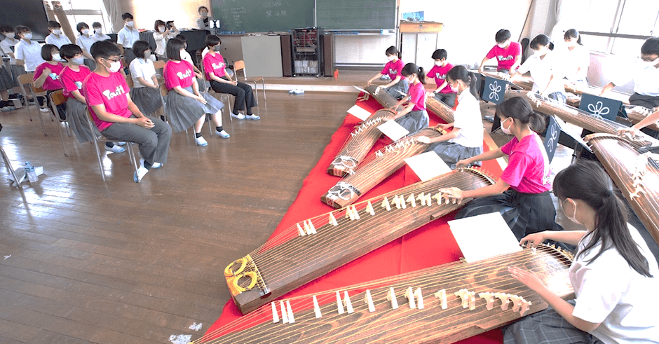 令和4年度(2022年度)文化祭「近梅祭」での琴演奏の様子