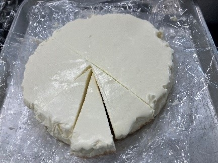 （研究員の手作りレアチーズケーキ）