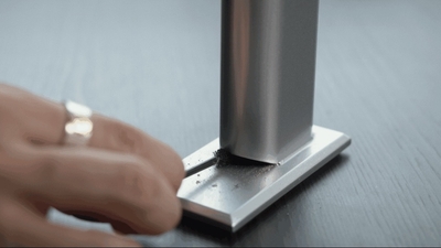 「UNKAI｜雲海」専用ブラシを使う様子