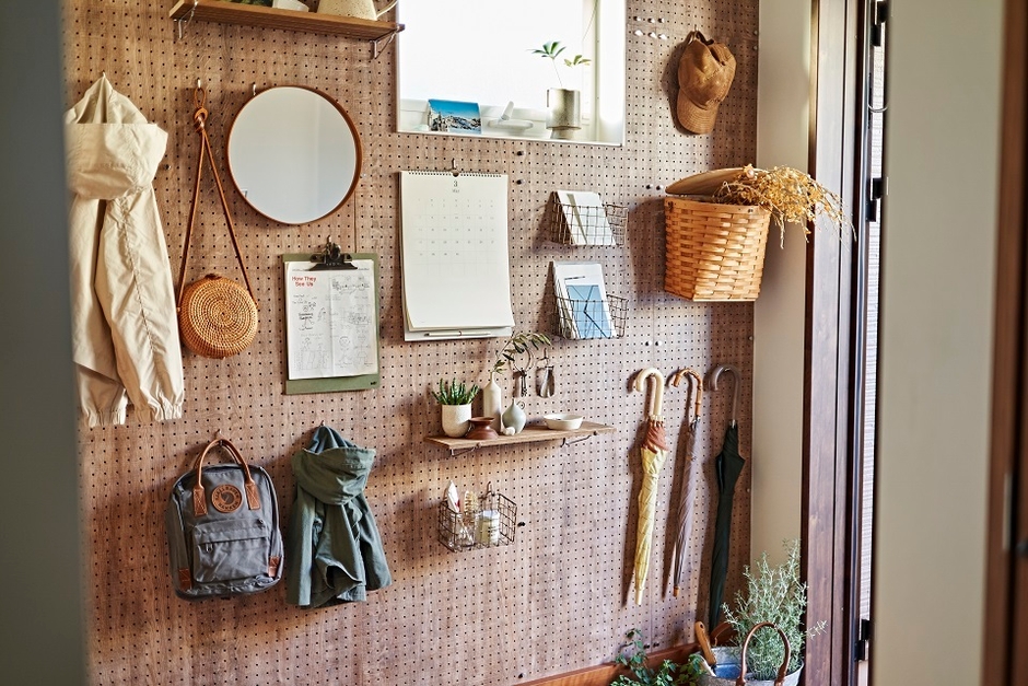 玄関横の有孔ボードも便利さとおしゃれが両立するお気に入りポイント