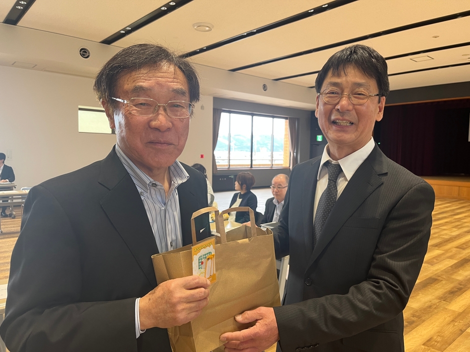 贈呈式の様子(2)