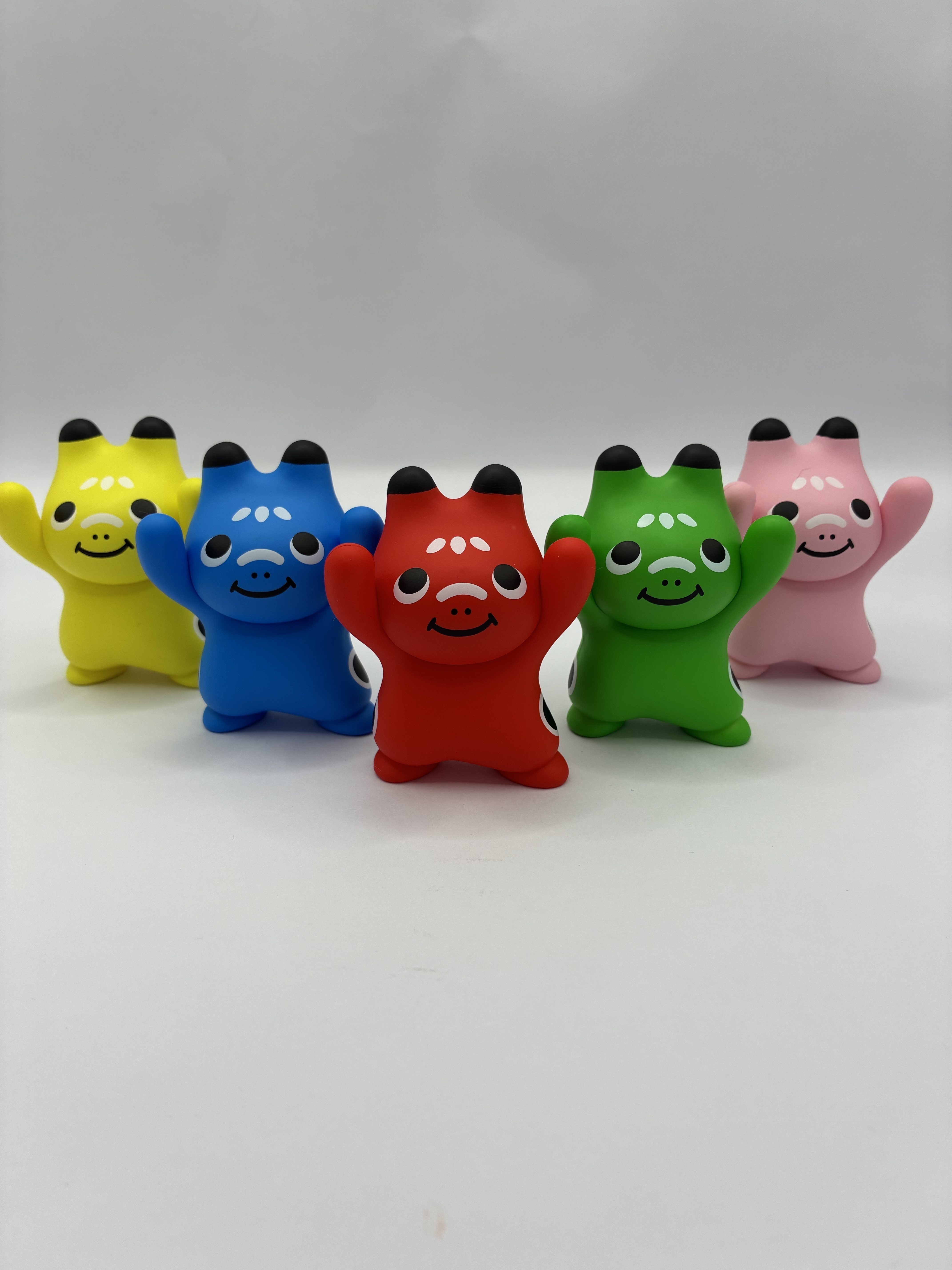 福島の郷土玩具「赤べこ」がペンおきに 「赤べこちゃんのおみみ