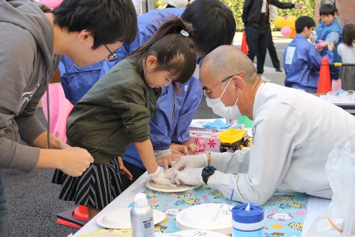 セメントで手形を作ろう!