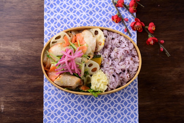 【近畿圏ライフ】管理栄養士監修のヘルシーな人気お弁当シリーズに新商品が登場！「大分産豊後どりむね塩糀和えと野菜の雑穀弁当」を新発売