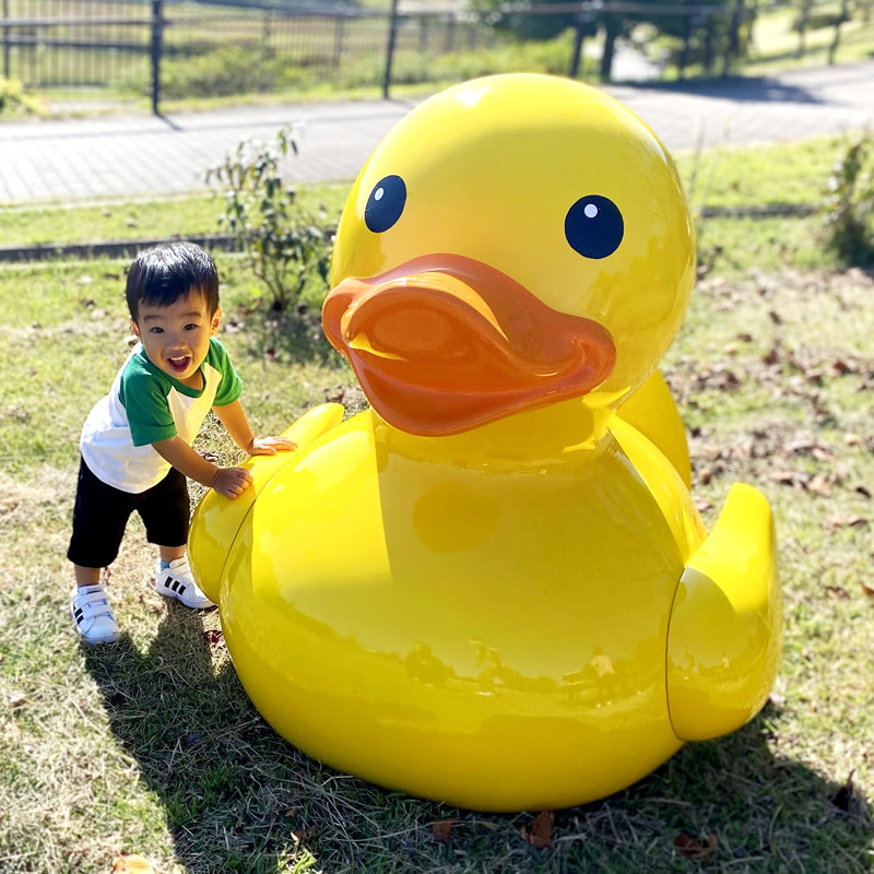 子どもより大きな、黄色いアヒルちゃんのオブジェを新発売 約1メートル