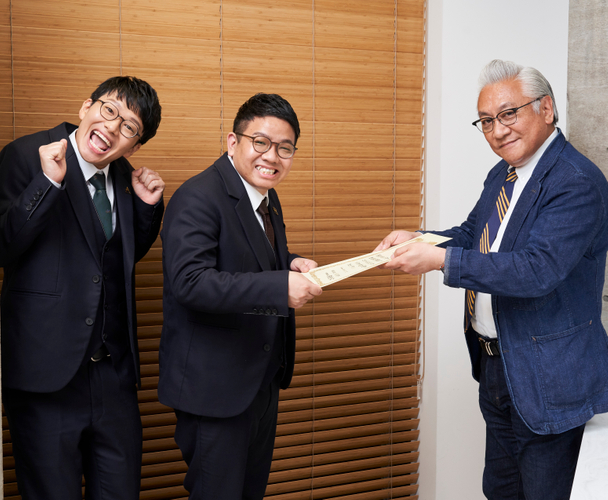 任命書を手渡す株式会社パリミキ代表取締役社長澤田将広（右）と、ミキのお二人。
