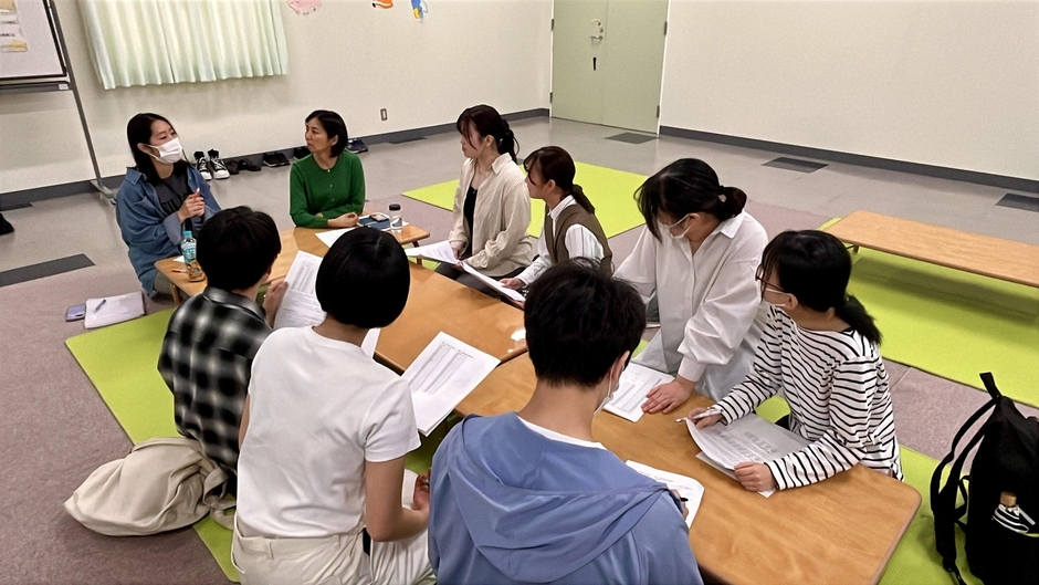 「758キッズステーション」の職員に分析結果を報告する髙橋ゼミの学生たち