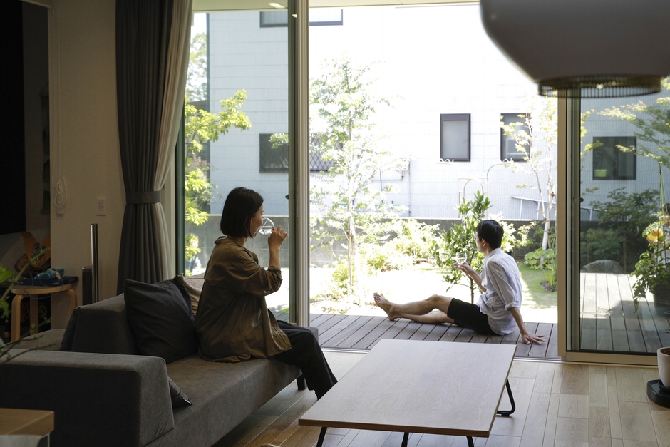 池につながるL型のウッドデッキ