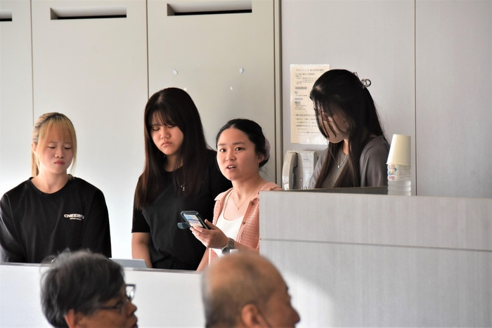 コラボ商品企画の提案発表をする学生