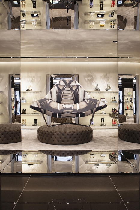 新作が展示されたロベルト カヴァリ ブティック