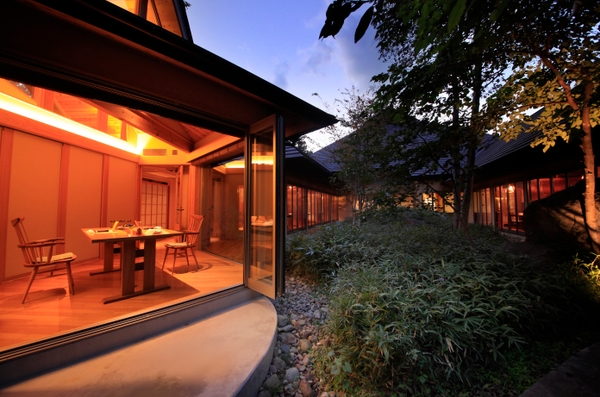 窓の外に広がる豊かな自然を眺めながら、ゆっくりと食事をお楽しみください。