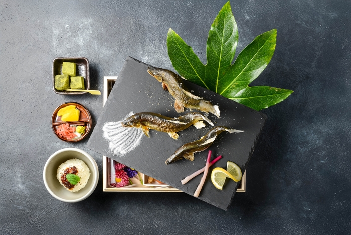 内容:天然鮎3匹(小鮎、小中鮎、中子持ち鮎)、彩り小鉢、ご飯炙り郡上味噌、香物、甘味