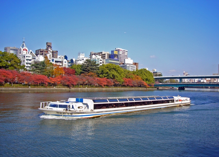 秋の風景　八軒家浜から望む　アクアライナー