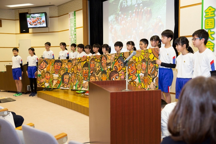 ひまわり甲子園全国大会で発表する子どもたち