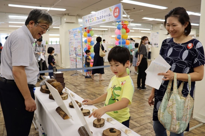 動物のうんちに興味津々。もちろん加工しています