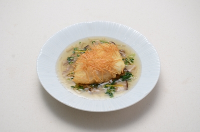 教職員食堂でのブルーシーフード第1弾提供メニュー「白身魚の素麺揚げ きのこあんかけ」