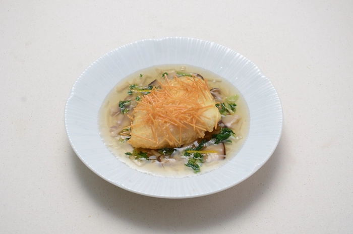教職員食堂でのブルーシーフード第1弾提供メニュー「白身魚の素麺揚げ　きのこあんかけ」