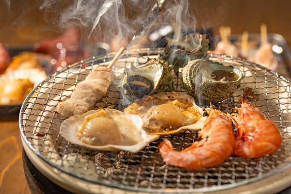 炭火焼きを楽しめる炭火海鮮バイキング※ホタテはオプションの有料メニュー